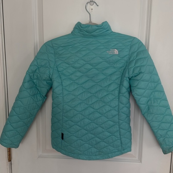Girls North Face light winter jacket.  Size 7/8. - Picture 2 of 3